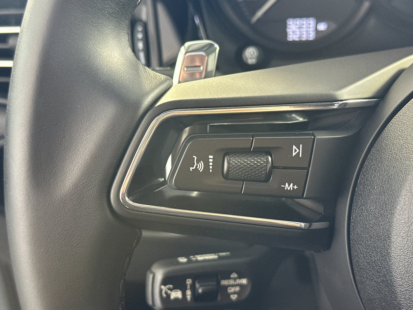 Certified 2025 Porsche Macan AWD/4WD image 28