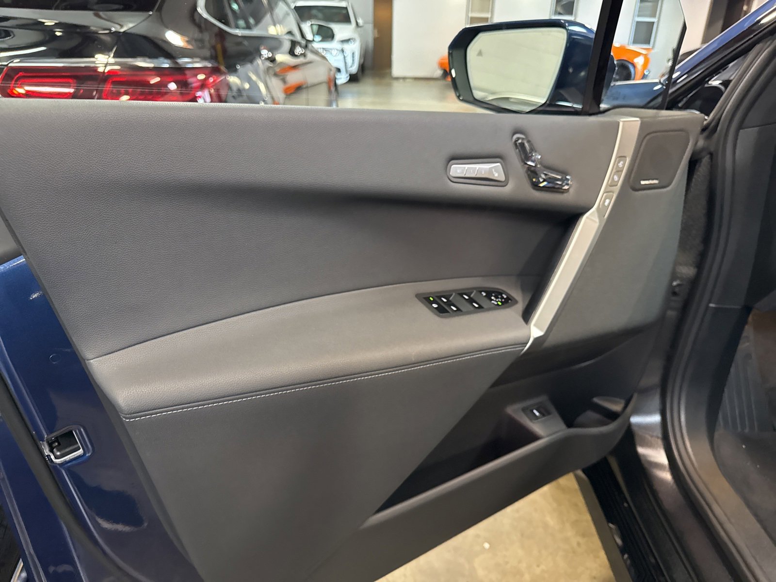 Used 2025 BMW iX xDrive50 w/ Premium Package image 10