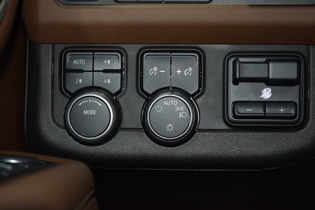 Used 2023 Chevrolet Suburban High Country w/ Premium Package image 34