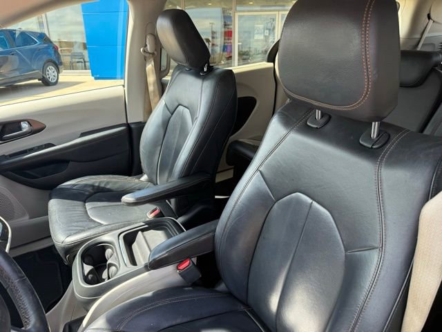 Used 2017 Chrysler Pacifica Touring-L FWD image 15