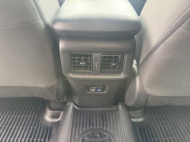 Used 2022 Toyota RAV4 XLE AWD/4WD image 30