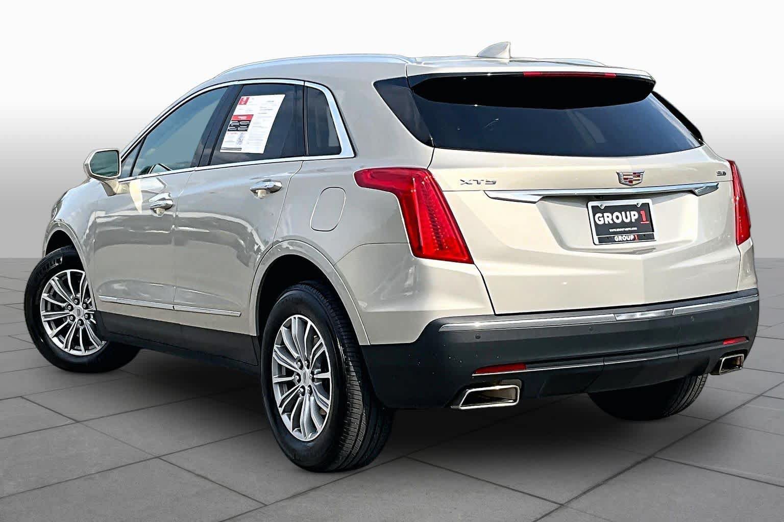 Used 2017 Cadillac XT5 Luxury w/ Driver Awareness Package FWD image 12