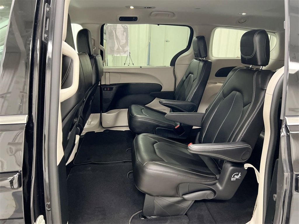 Used 2024 Chrysler Pacifica Touring-L image 22