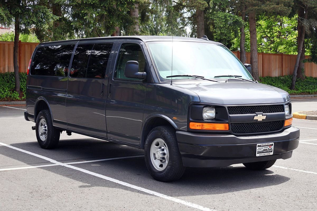 Used 2017 Chevrolet Express 3500 Extended RWD image 6