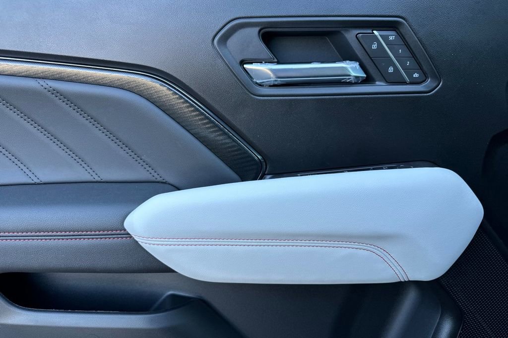 New 2026 GMC Canyon AT4X w/ AT4X AEV Edition AWD/4WD image 9