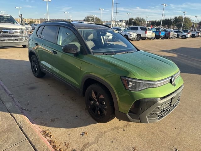 Used 2025 Volkswagen Taos SE image 2