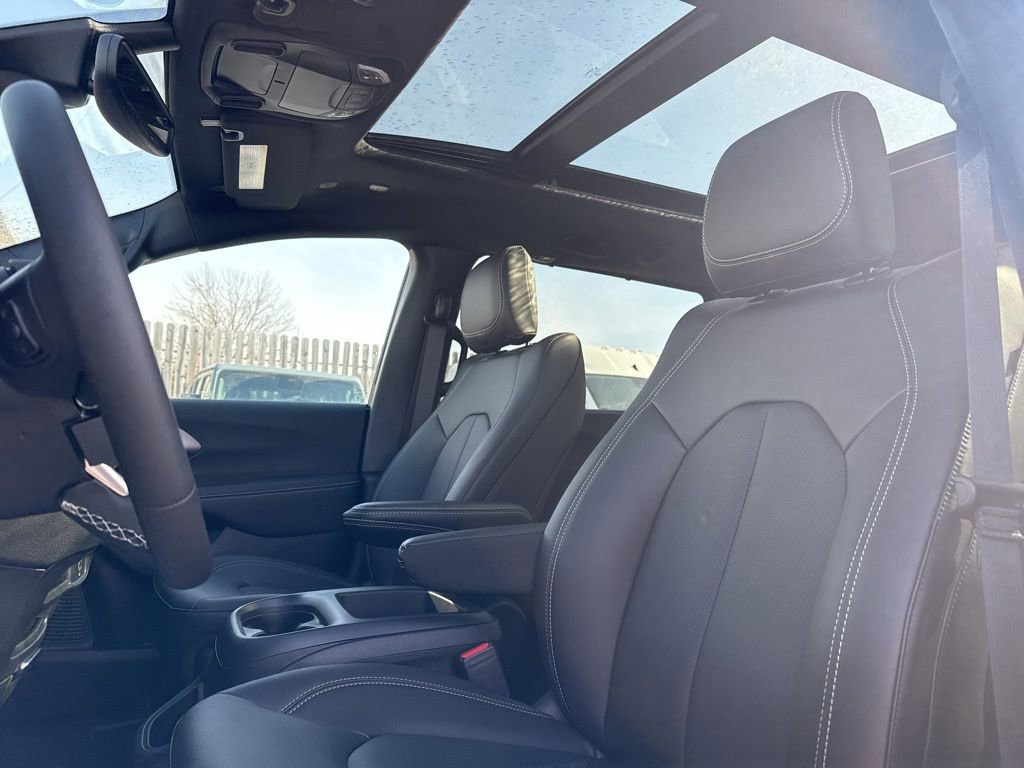 New 2026 Chrysler Pacifica Select image 11