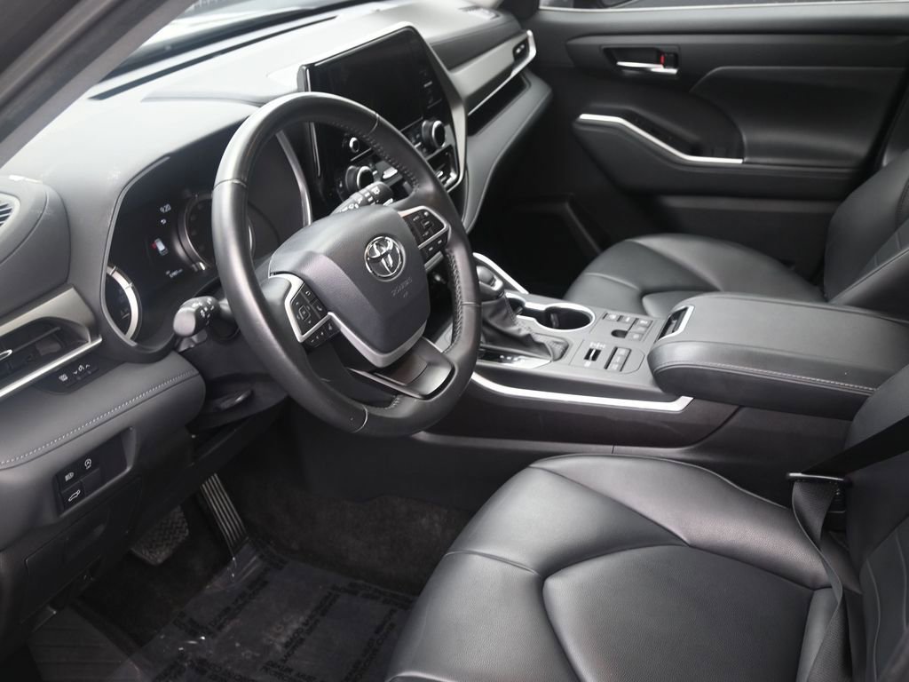 Used 2024 Toyota Highlander XLE image 11