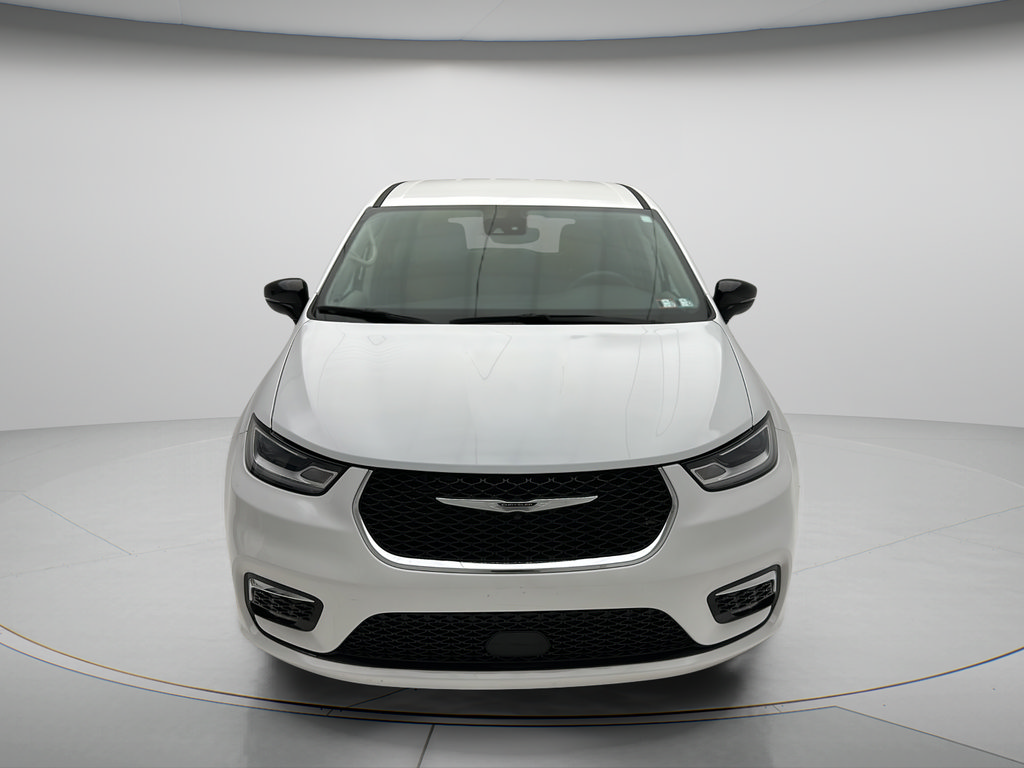 Used 2024 Chrysler Pacifica Touring-L FWD image 2