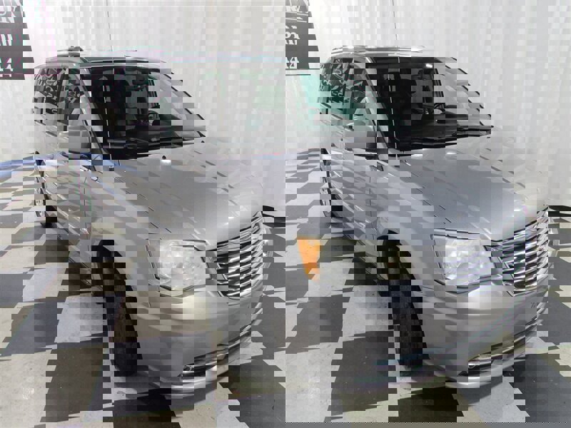 Used 2014 Chrysler Town & Country Touring image 2