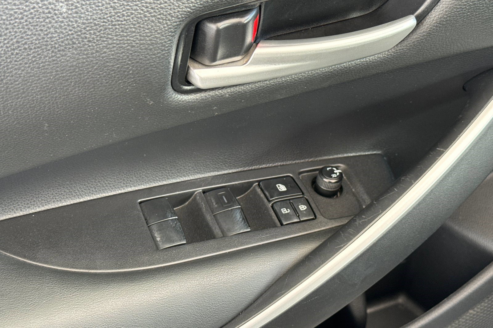 Used 2021 Toyota Corolla SE w/ Carpet Mat Package (TMS) FWD image 13