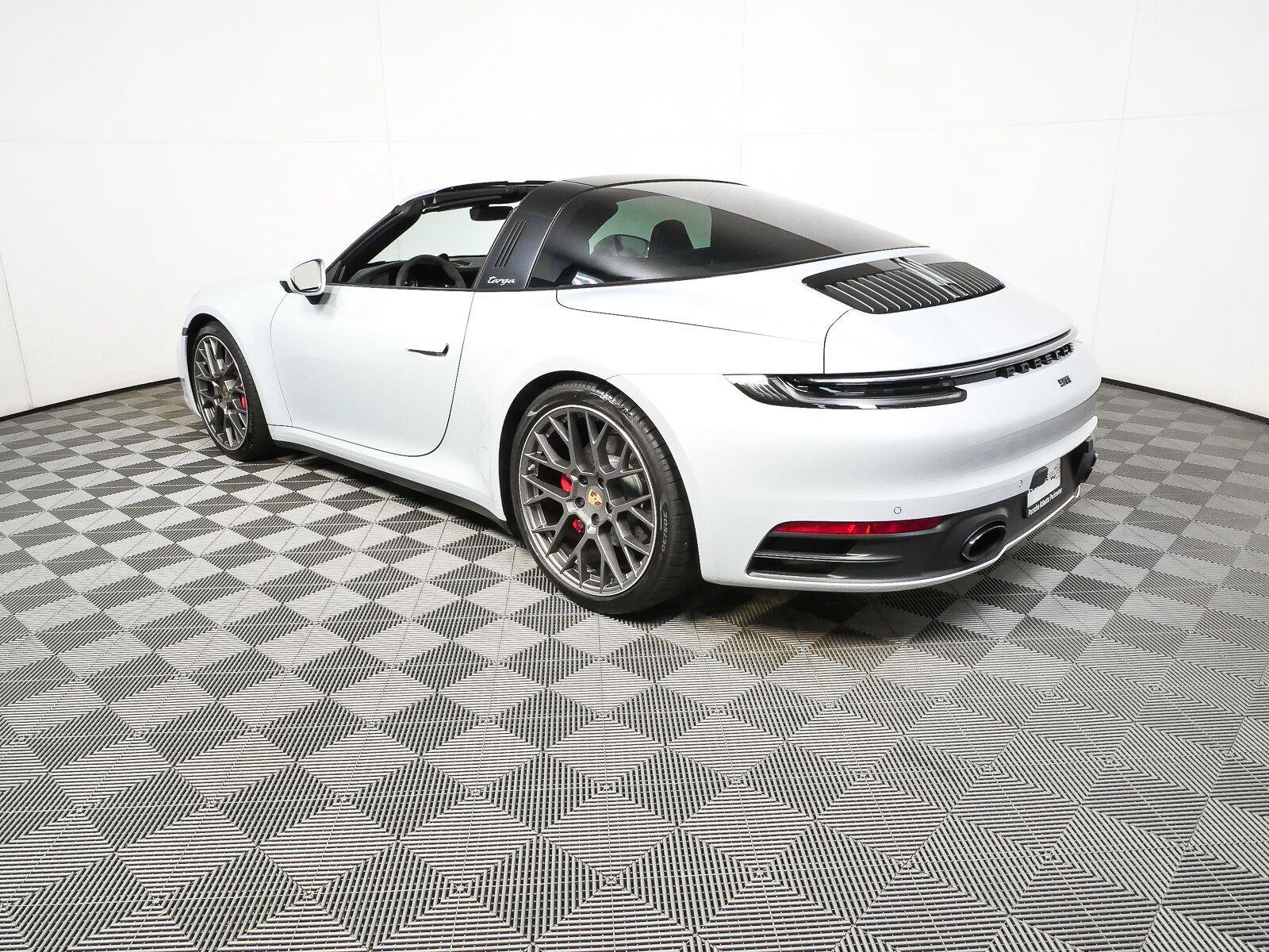 Certified 2024 Porsche 911 Targa 4S w/ Premium Package AWD/4WD image 35