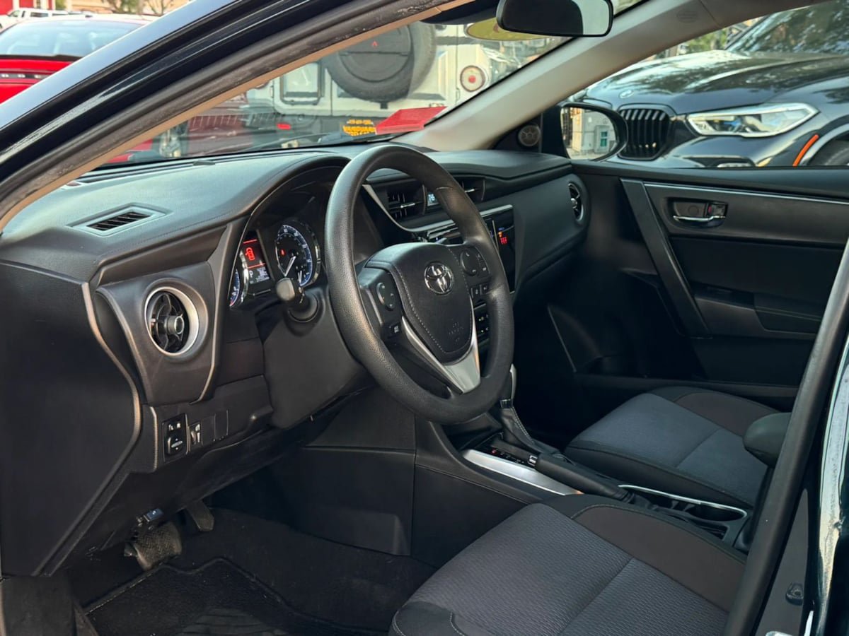 Used 2019 Toyota Corolla LE w/ Carpet Mat Package (TMS) FWD image 27