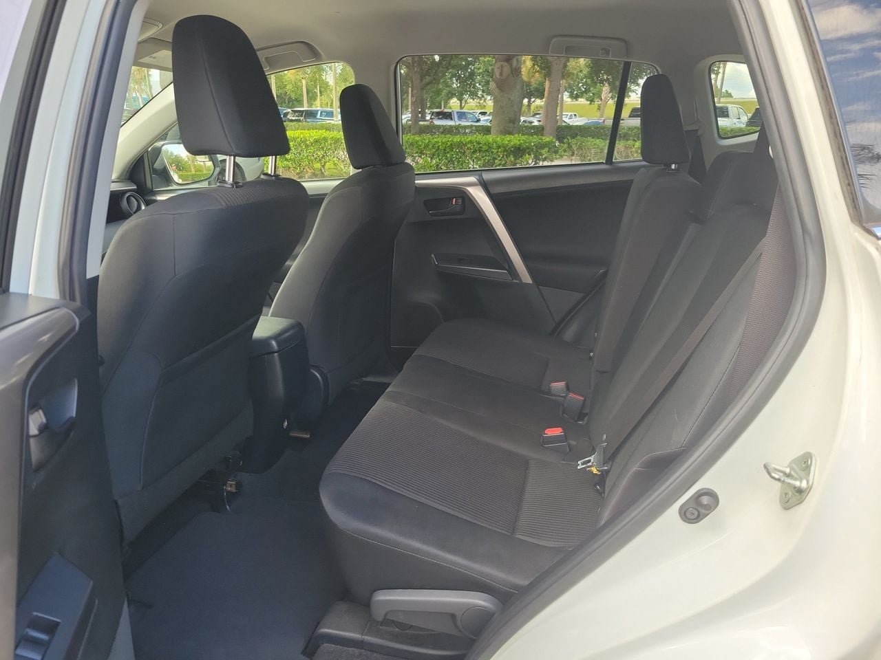 Used 2018 Toyota RAV4 LE FWD image 10