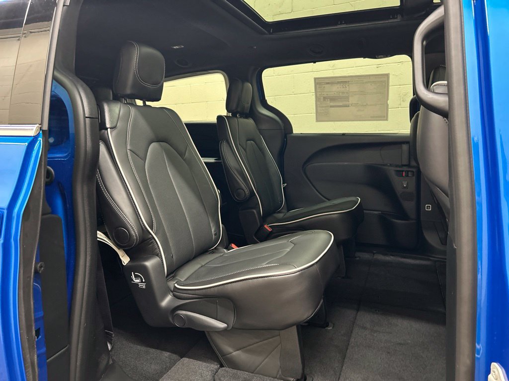 New 2027 Chrysler Pacifica Limited FWD image 13