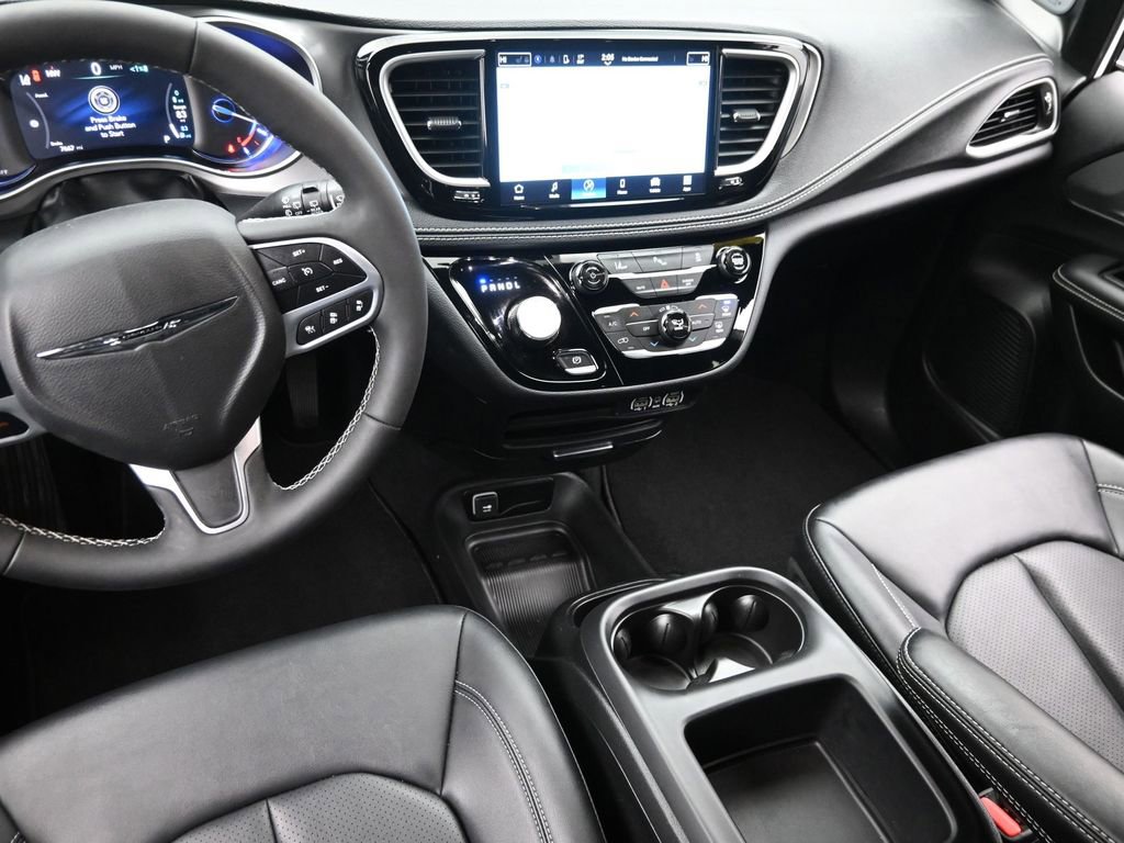 Used 2025 Chrysler Pacifica Select image 17