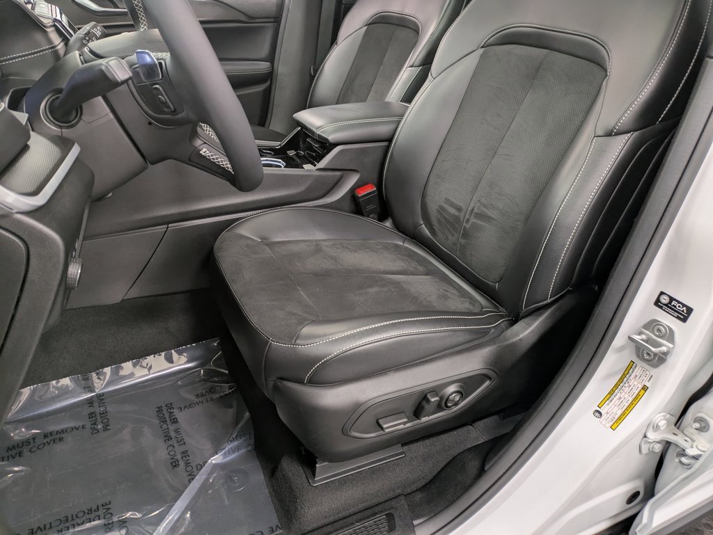 Used 2023 Jeep Grand Cherokee Altitude image 10