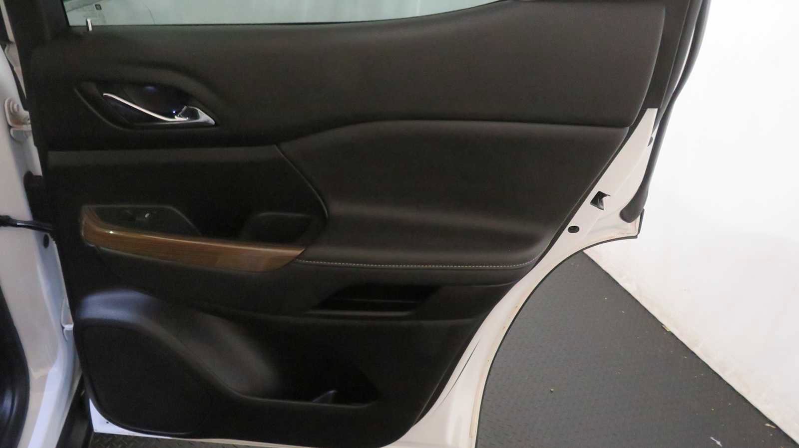 Used 2023 GMC Acadia SLE w/ Driver Convenience Package image 26