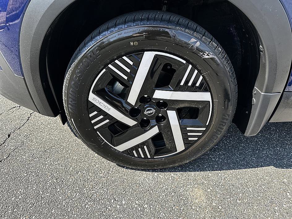 Certified 2025 Nissan Kicks SV image 8