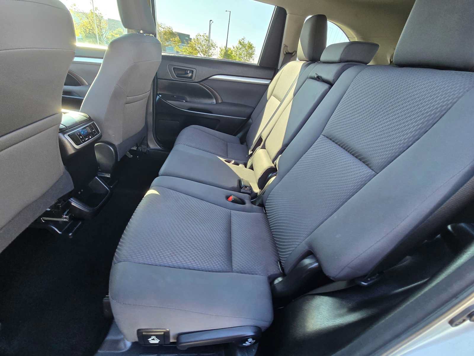 Used 2017 Toyota Highlander LE AWD/4WD image 17