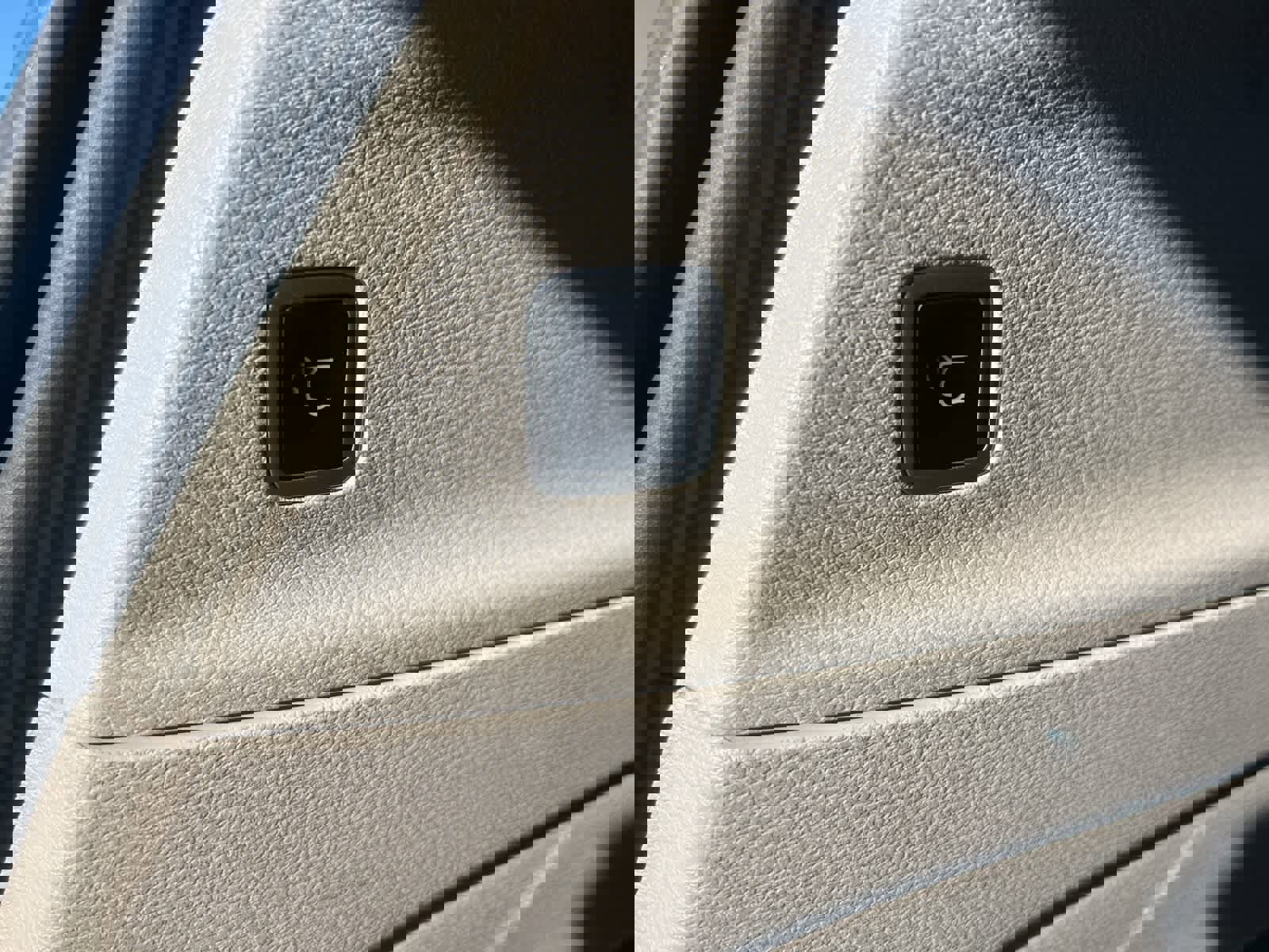 Used 2024 Chrysler Pacifica Touring-L image 23