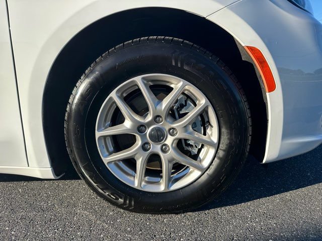 Used 2025 Chrysler Pacifica Select FWD image 26
