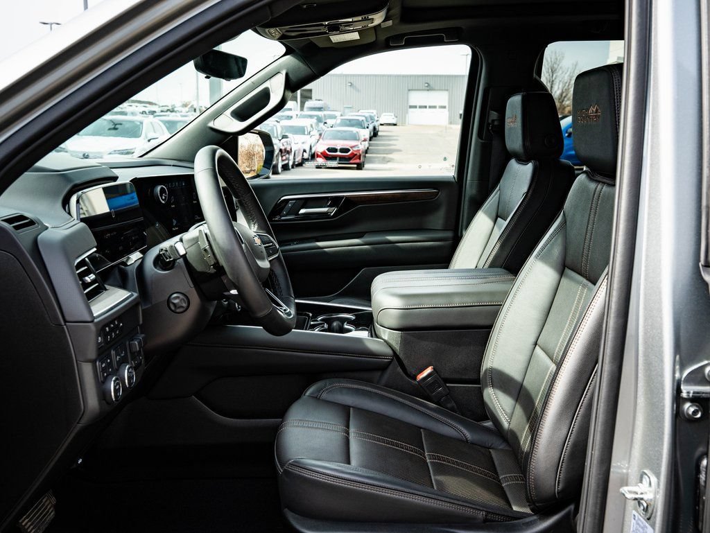 Used 2025 Chevrolet Tahoe High Country AWD/4WD image 22