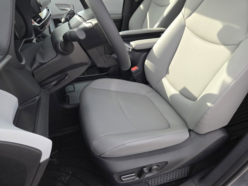 New 2026 Toyota Sienna XLE image 5