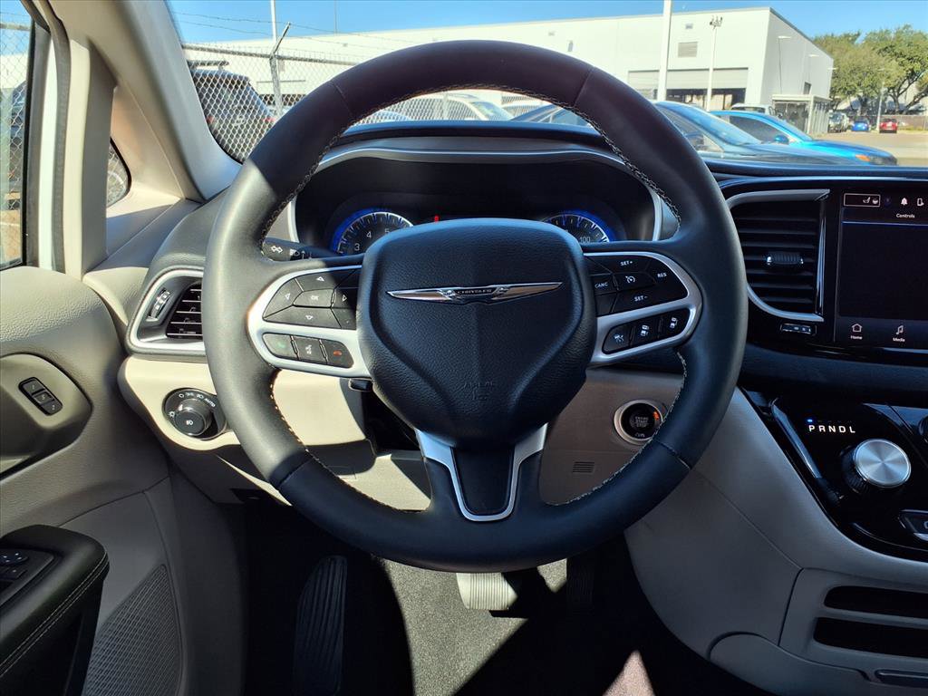 Used 2023 Chrysler Pacifica Touring-L image 12