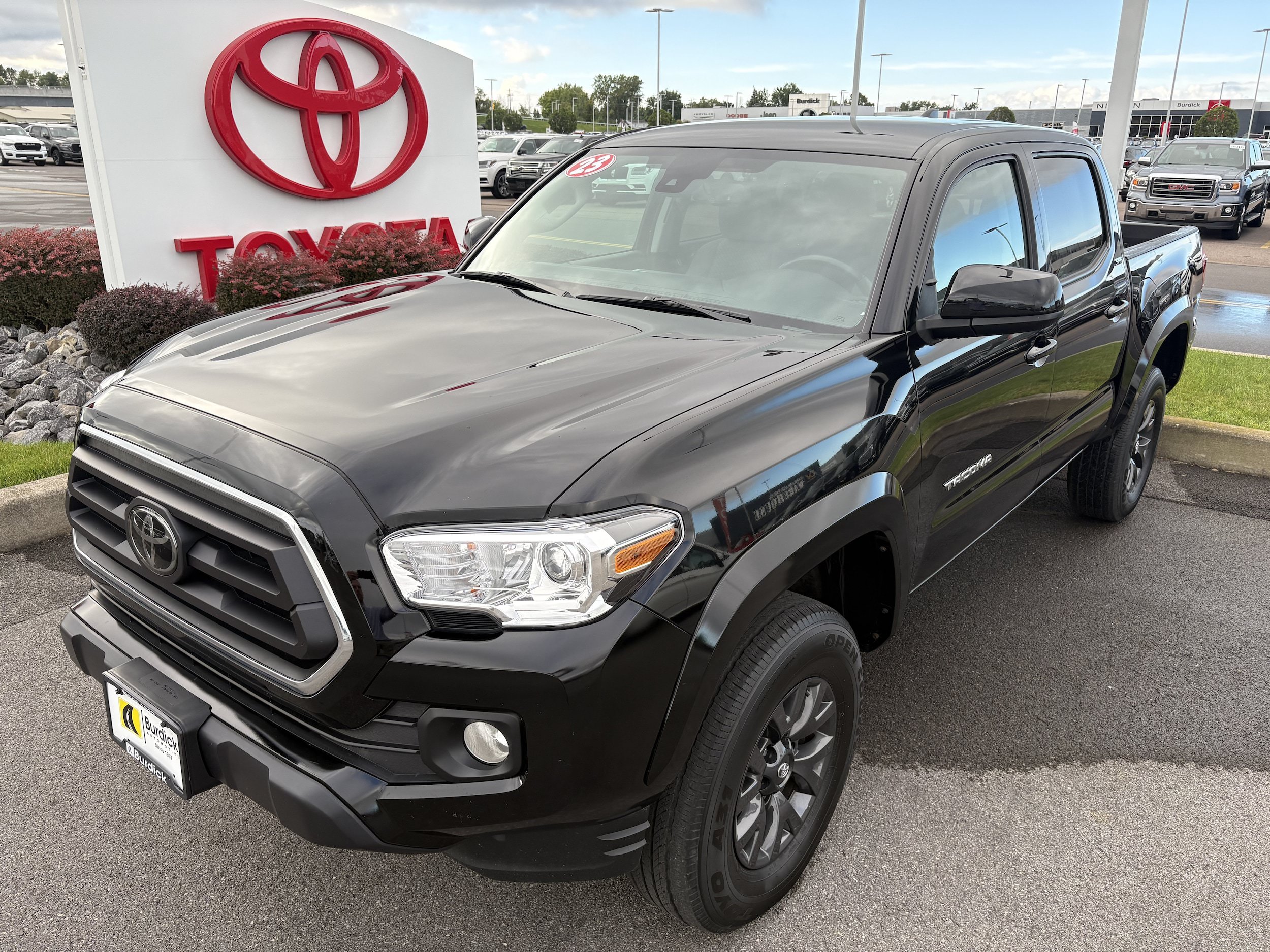 Certified 2023 Toyota Tacoma SR5 AWD/4WD image 10