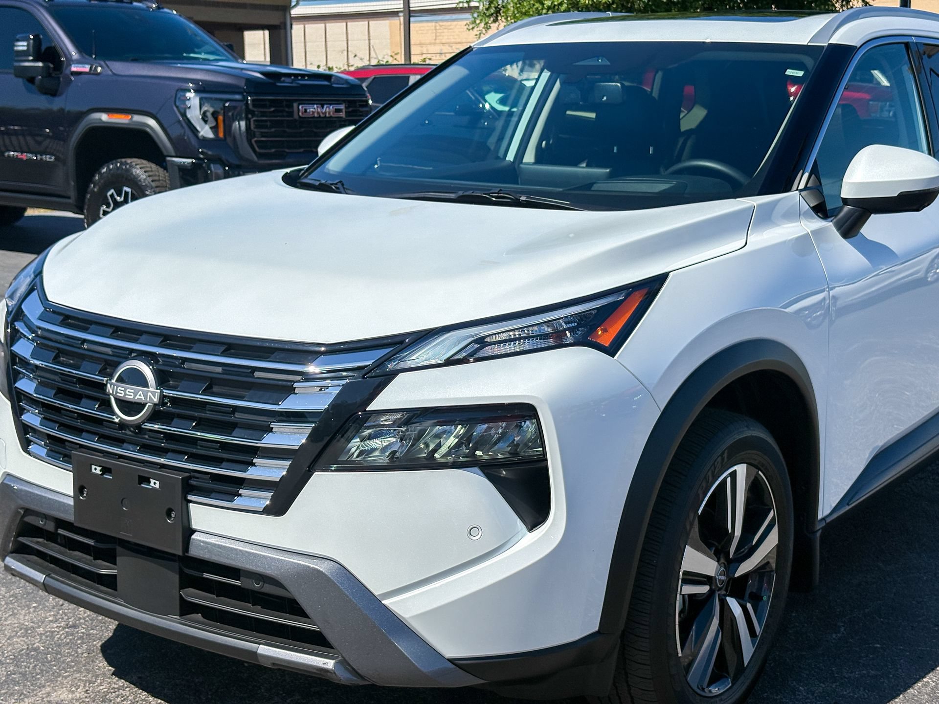 Used 2025 Nissan Rogue SL w/ SL Premium Package FWD image 9