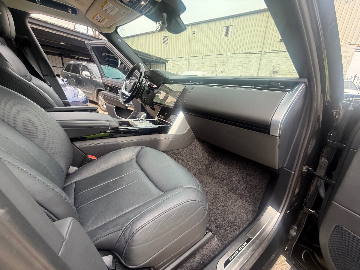Used 2025 Land Rover Range Rover Long Wheelbase SE image 16