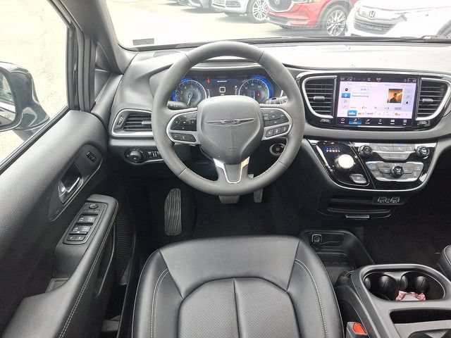 Used 2025 Chrysler Pacifica Select FWD image 11