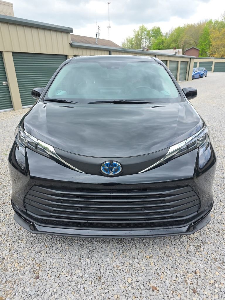 Used 2025 Toyota Sienna XLE AWD/4WD image 9