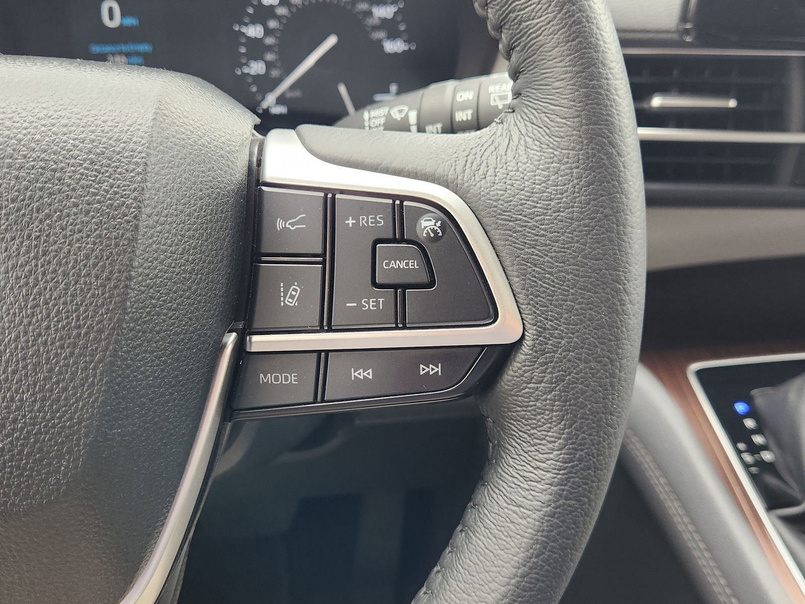 Used 2023 Toyota Sienna XLE FWD image 32