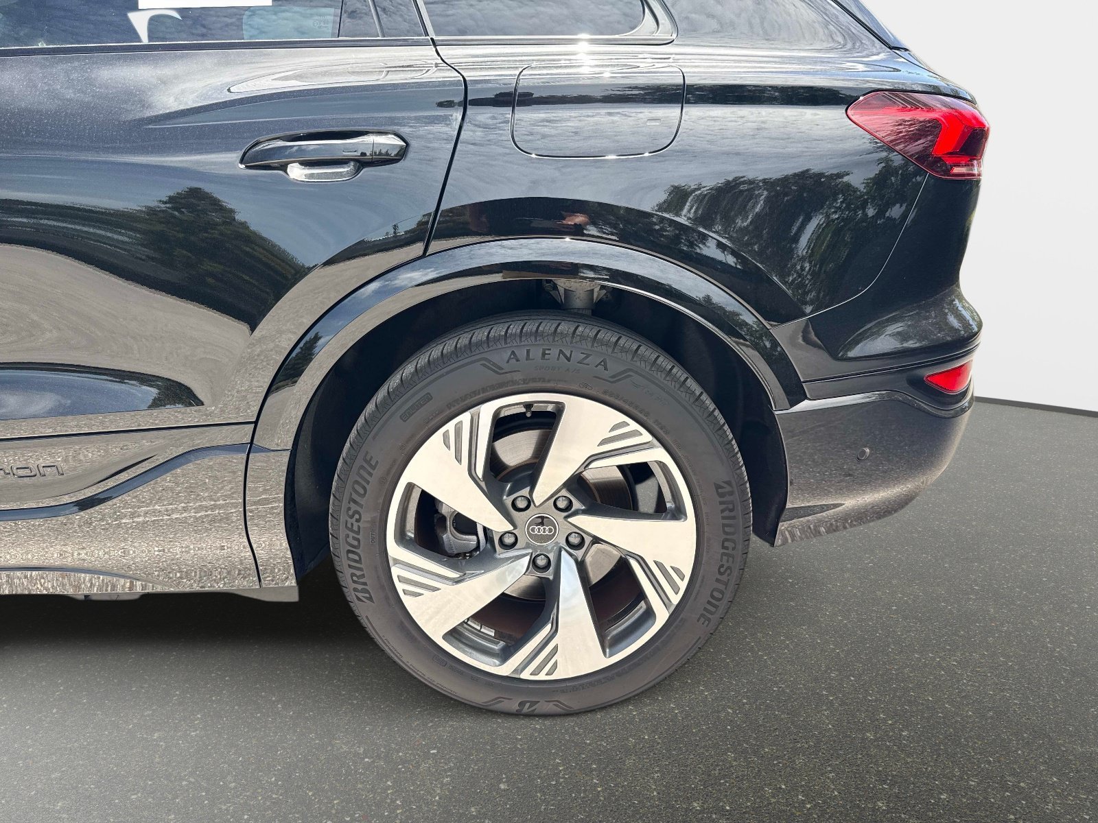Certified 2025 Audi Q6 e-tron Prestige w/ 20" Wheel Package AWD/4WD image 10