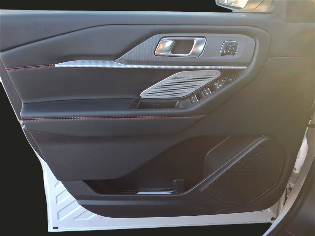 Used 2025 Ford Explorer ST image 18
