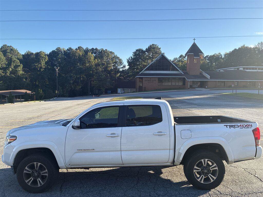 Used 2017 Toyota Tacoma TRD Sport w/ Premium & Technology Package AWD/4WD image 3