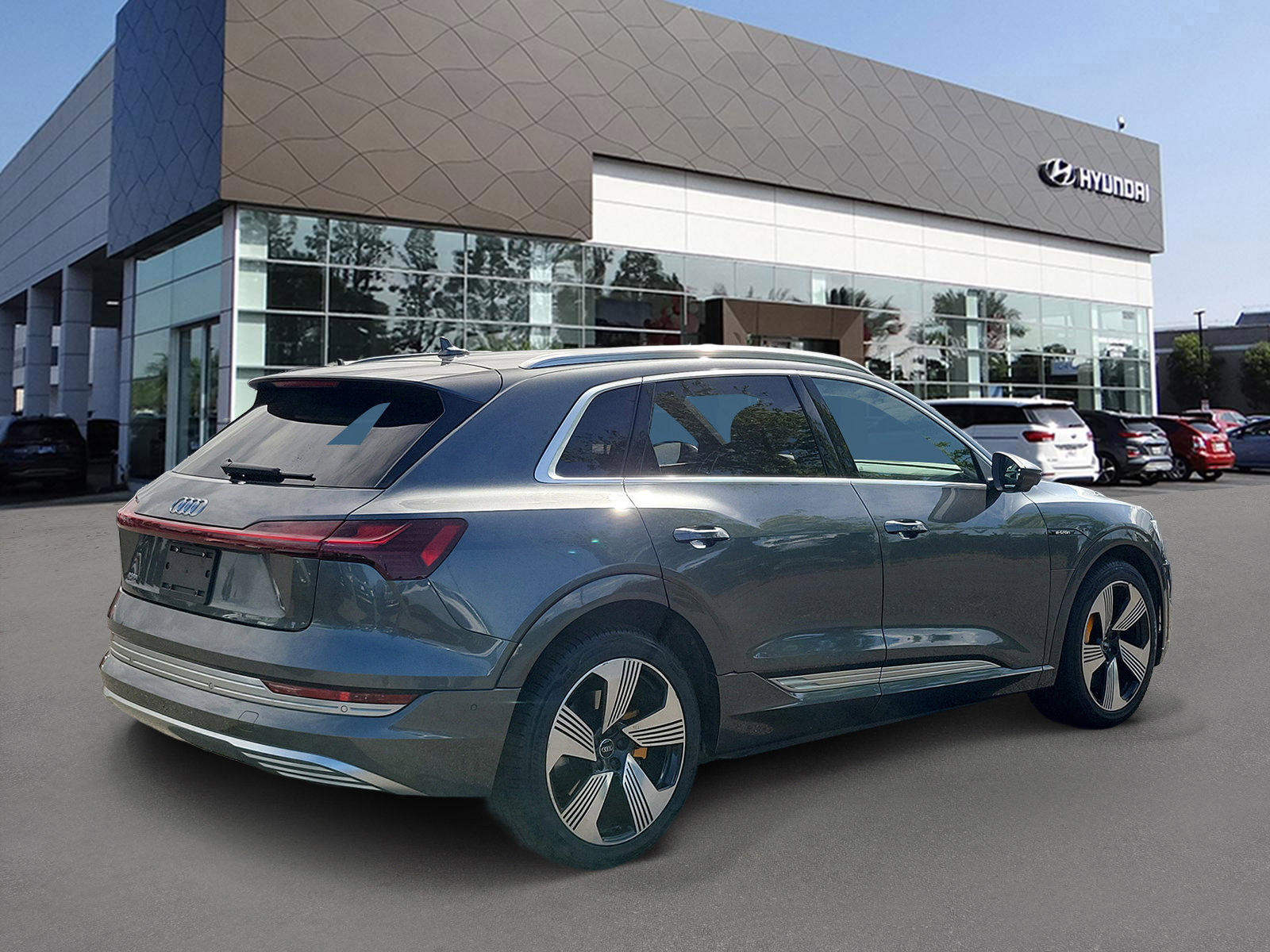 Used 2019 Audi e-tron Prestige w/ Prestige Package AWD/4WD image 2