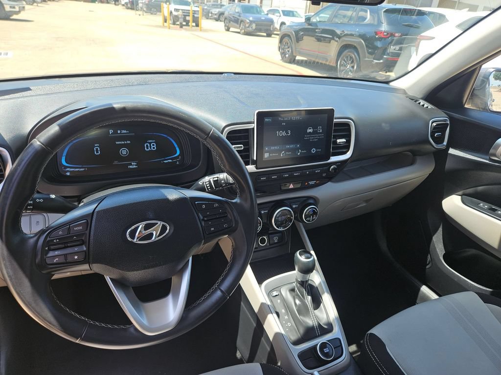 Used 2025 Hyundai Venue SEL FWD image 16