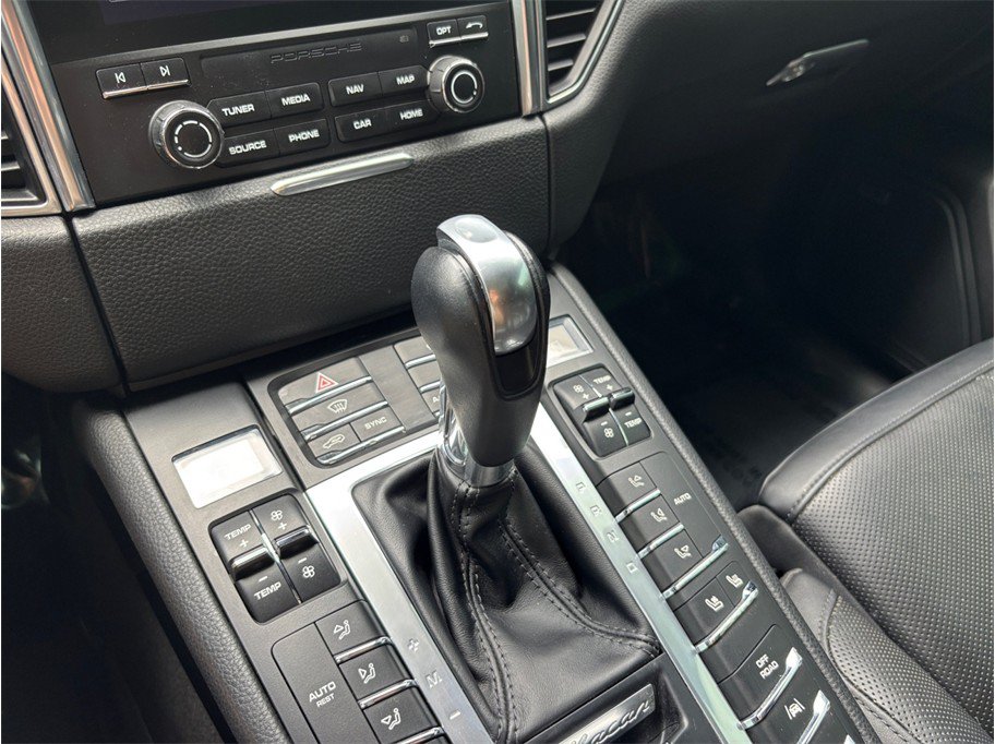 Used 2018 Porsche Macan Sport Edition AWD/4WD image 37
