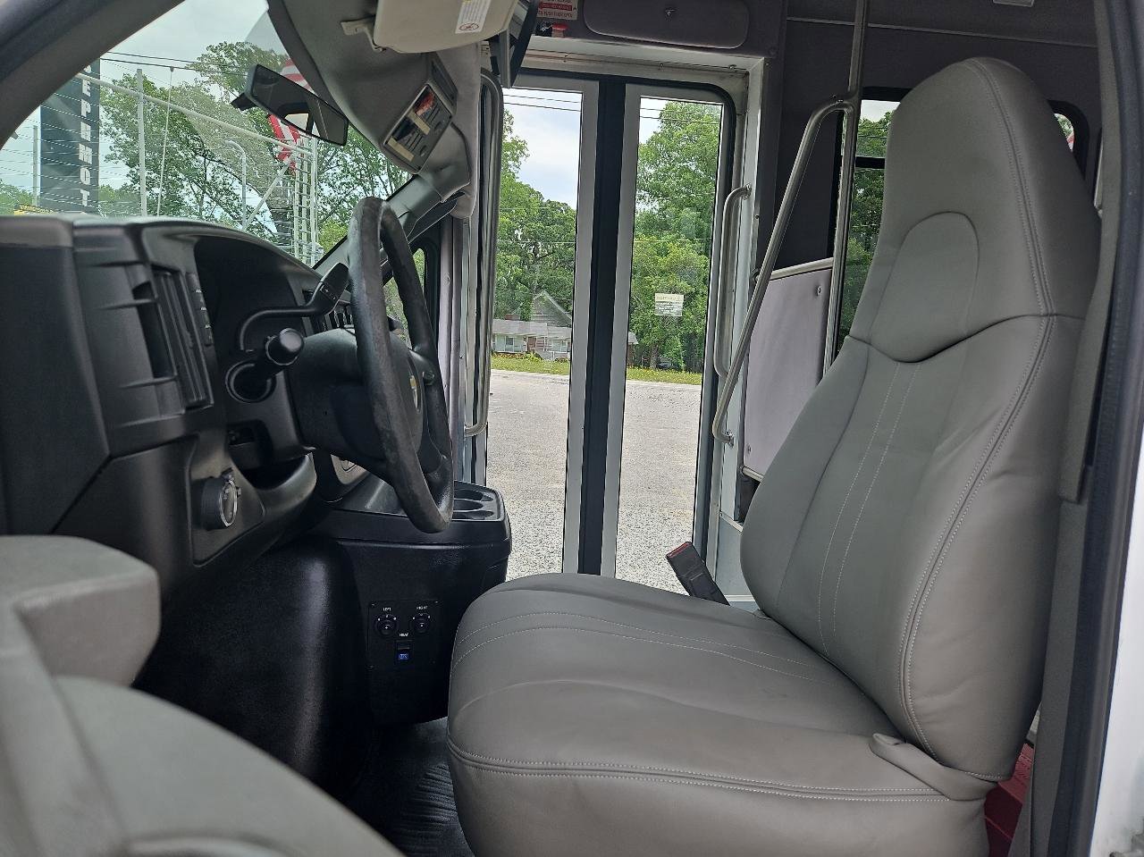 Used 2015 Chevrolet Express 3500 w/ Shuttle Bus Package RWD image 12