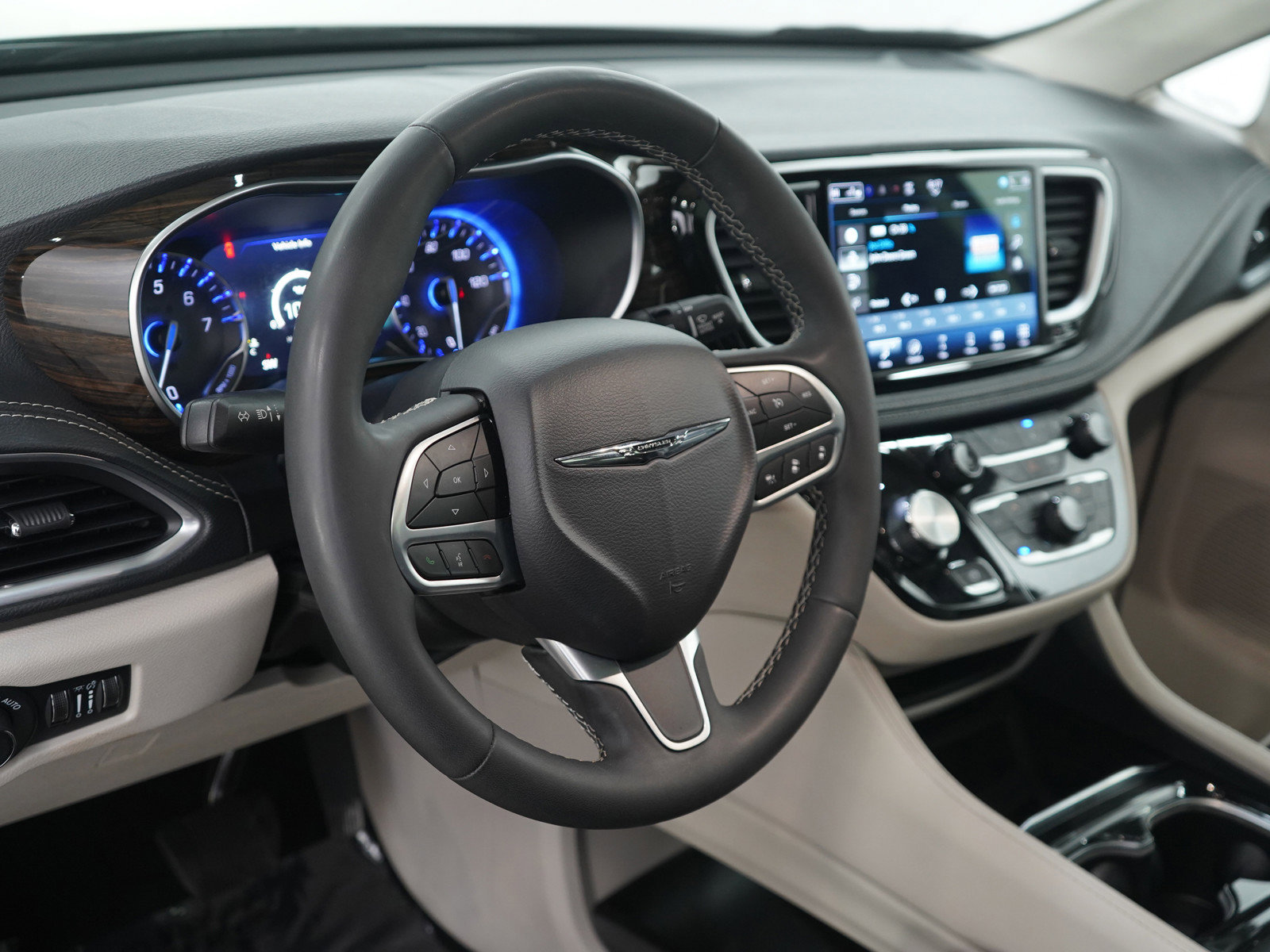 Used 2024 Chrysler Pacifica Limited image 25