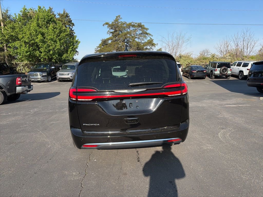 Used 2024 Chrysler Pacifica Touring-L image 6