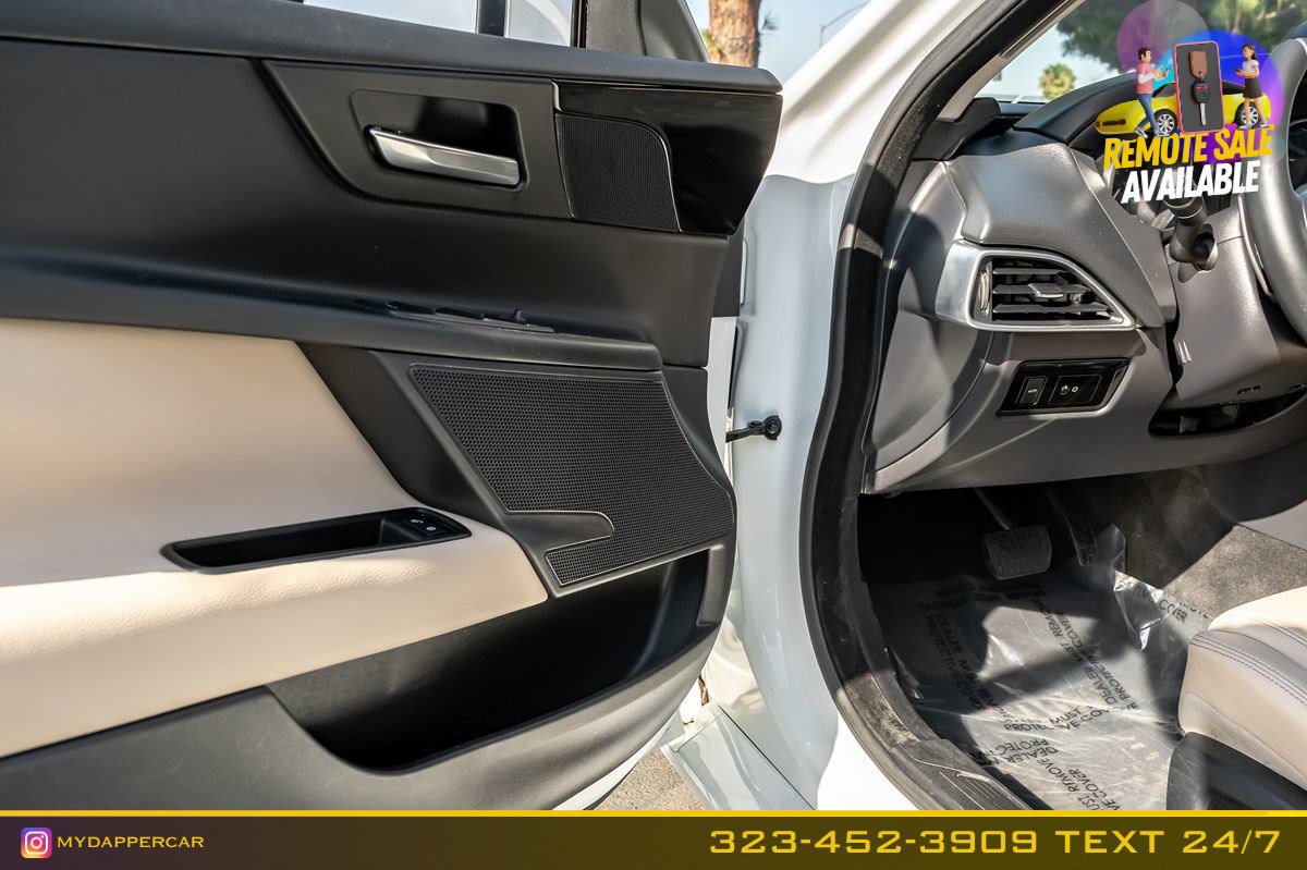 Used 2018 Jaguar XE RWD image 11