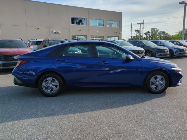 Certified 2025 Hyundai Elantra SE FWD image 4