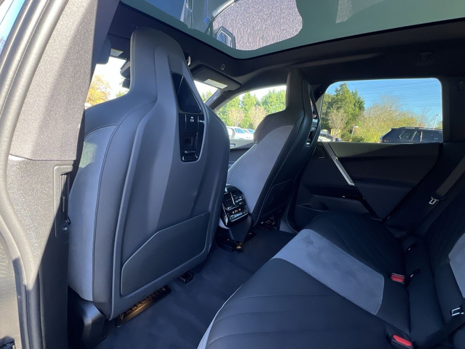 New 2026 BMW iX xDrive45 w/ M Sport Package image 27