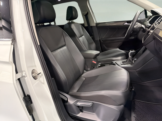 Used 2023 Volkswagen Tiguan SE w/ Panoramic Sunroof Package FWD image 14