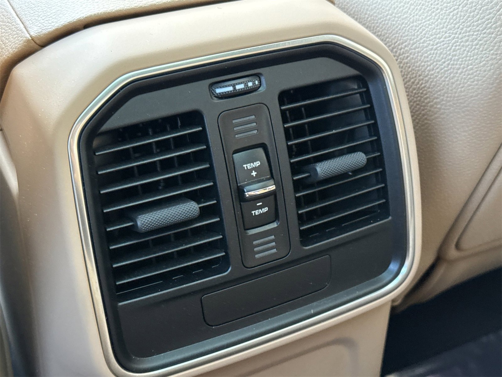 Used 2025 Porsche Macan image 15