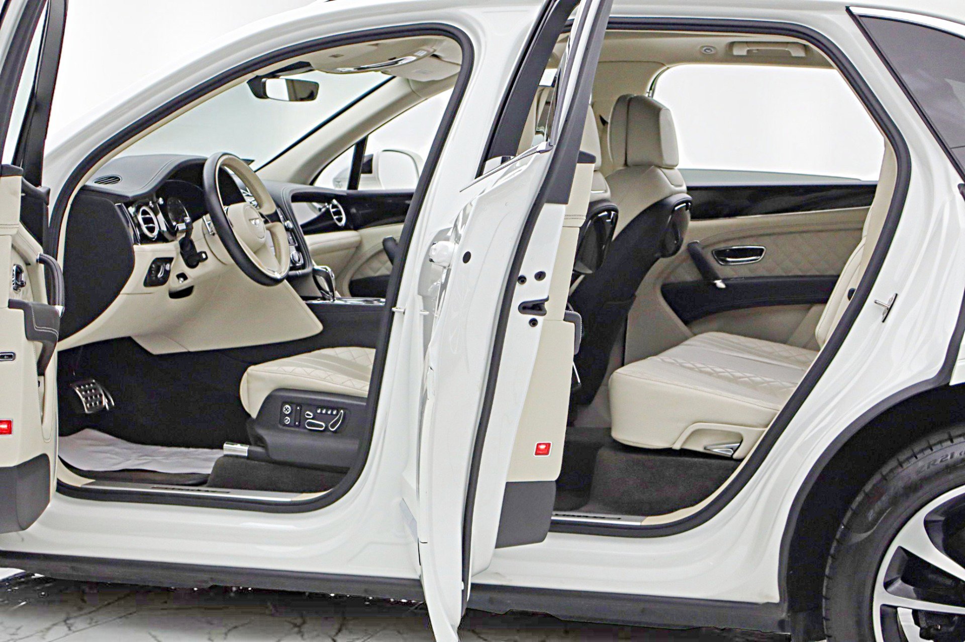 Certified 2017 Bentley Bentayga AWD/4WD image 6